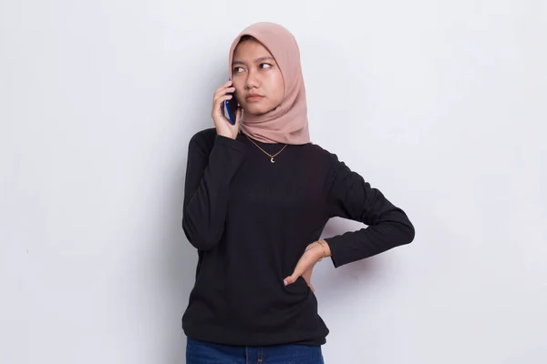 Verrückte Junge Asiatische Schöne Muslimische Frau Mit Handy Isoliert Auf — Stockfoto