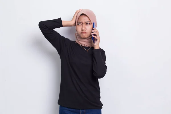 Wanita Muslim Asia Yang Gila Dan Cantik Menggunakan Ponsel Yang — Stok Foto