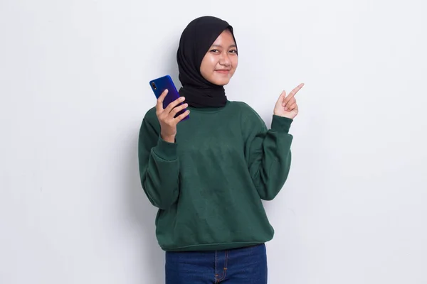 Wanita Muslim Muda Asia Yang Bahagia Dan Cantik Menggunakan Telepon — Stok Foto