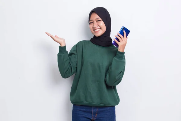 Glad Ung Asiatisk Vacker Muslimsk Kvinna Med Mobiltelefon Pekar Med — Stockfoto