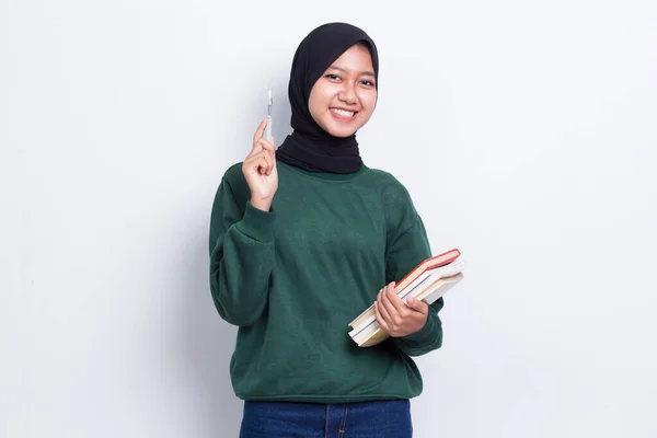 Mooie Aziatische Moslim Vrouw Knuffelen Een Boek Vuist Tumb Geïsoleerd — Stockfoto
