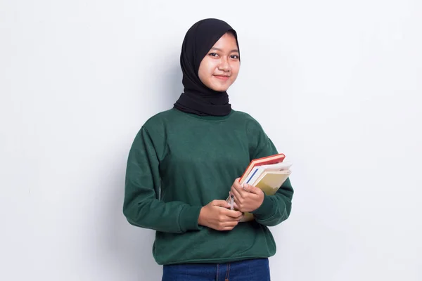 Bela Ásia Muçulmano Mulher Abraçar Livro Punho Tumb Isolado Branco — Fotografia de Stock
