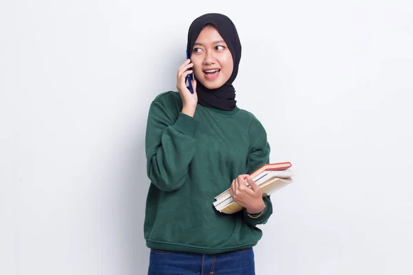 Wanita Muslim Asia Yang Cantik Memeluk Sebuah Buku Menggunakan Ponsel — Stok Foto