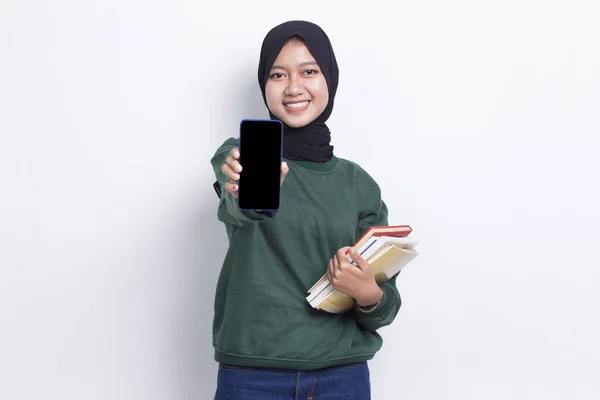 Bella Asiatico Business Musulmano Donna Abbraccio Libro Utilizzando Cellulare Isolato — Foto Stock