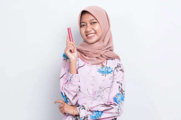 Wanita Muslim Asia Yang Cantik Menggunakan Lipstik Terisolasi Dengan Latar — Stok Foto