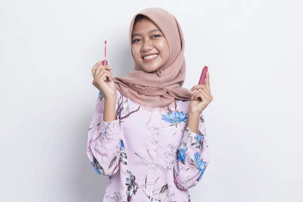 Wanita Muslim Asia Yang Cantik Menggunakan Lipstik Terisolasi Dengan Latar — Stok Foto