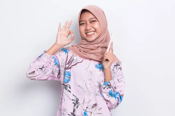 Wanita Muslim Muda Asia Yang Cantik Menderita Sakit Gigi Konsep — Stok Foto