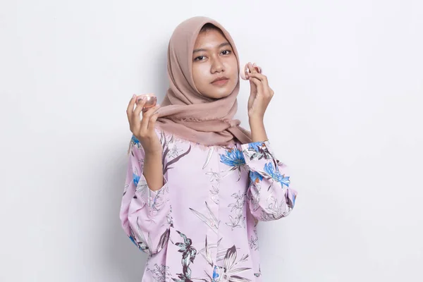 白い背景に隔離された化粧品の化粧に粉を塗る美しいアジア系ムスリム女性 — ストック写真