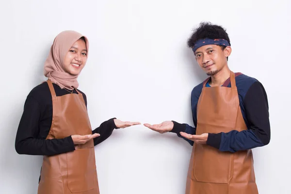 Pasangan Asia Barista Muslim Memakai Celemek Pelayan Menunjuk Dengan Jari — Stok Foto