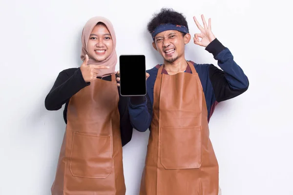 Asijské Páry Barista Muslim Nosí Zástěru Číšník Pomocí Mobilního Telefonu — Stock fotografie