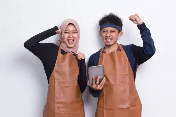 Beberapa Barista Muslim Asia Memakai Celemek Pelayan Menggunakan Ponsel Yang — Stok Foto