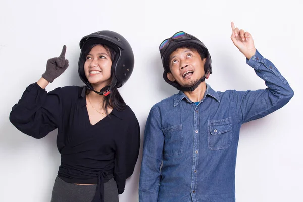 Jong Aziatisch Paar Met Een Motorfiets Helm Wijzend Met Vingers — Stockfoto