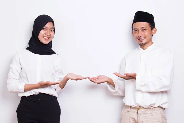 Молода Азіатська Мусульманська Пара Вказує Пальцями Різні Напрямки Ізольовані Білому — стокове фото