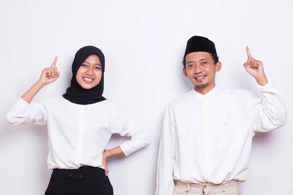 Pasangan Muslim Muda Asia Menunjuk Dengan Jari Arah Yang Berbeda — Stok Foto