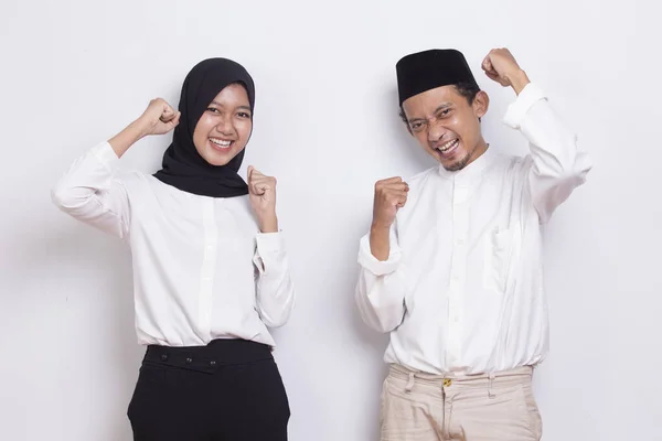 Pasangan Muslim Muda Asia Dengan Gestur Tanda Tumb Terisolasi Pada — Stok Foto