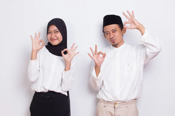 Pasangan Muslim Muda Asia Dengan Gestur Tanda Tumb Terisolasi Pada — Stok Foto