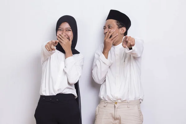 Pasangan Muslim Muda Asia Menunjuk Dengan Jari Depan Kamera Terisolasi — Stok Foto