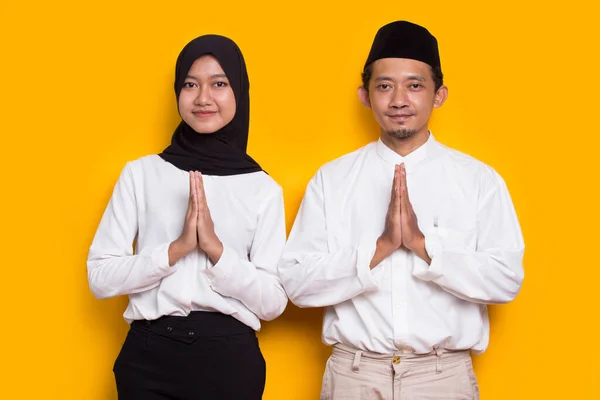 Portret Jong Aziatisch Moslim Paar Verwelkomen Gasten Groeten — Stockfoto