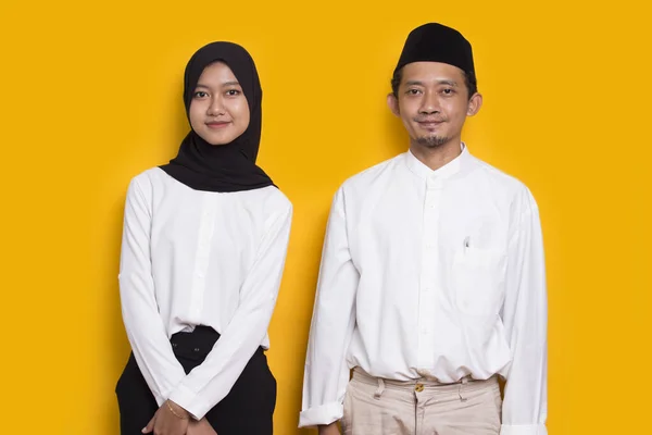 Potret Muda Muslim Asia Pasangan Menyambut Tamu Dan Gretting — Stok Foto