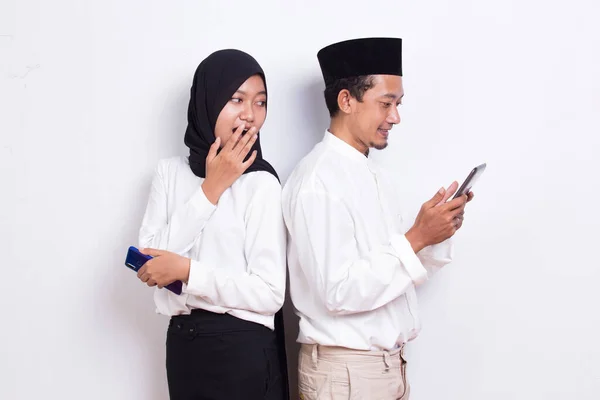 Pasangan Muslim Muda Asia Memata Matai Dan Mengintip Smartphone Terisolasi — Stok Foto