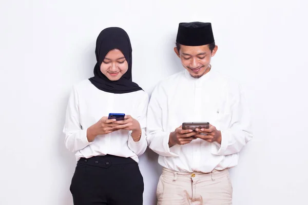 Ásia Muçulmano Casal Usando Inteligente Telefone Isolado Branco Fundo — Fotografia de Stock