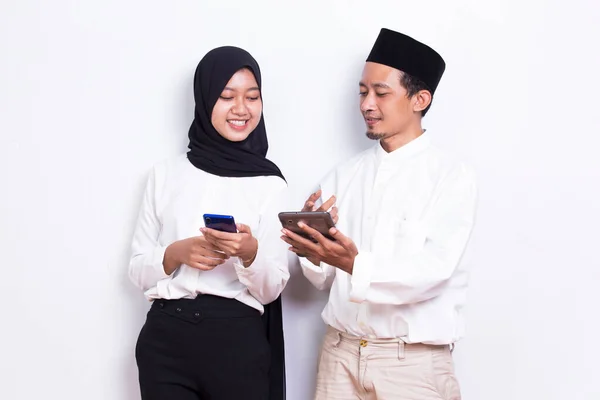 Pasangan Muslim Asia Menggunakan Ponsel Pintar Yang Diisolasi Dengan Latar — Stok Foto