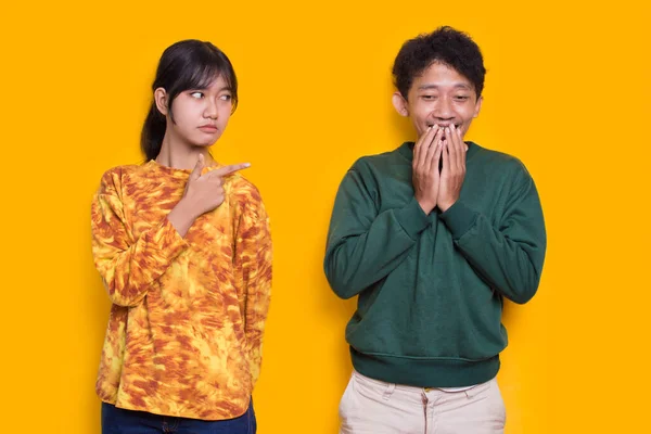 Mladý Asijský Pár Ukazuje Prsty Sebe Izolované Žlutém Pozadí — Stock fotografie