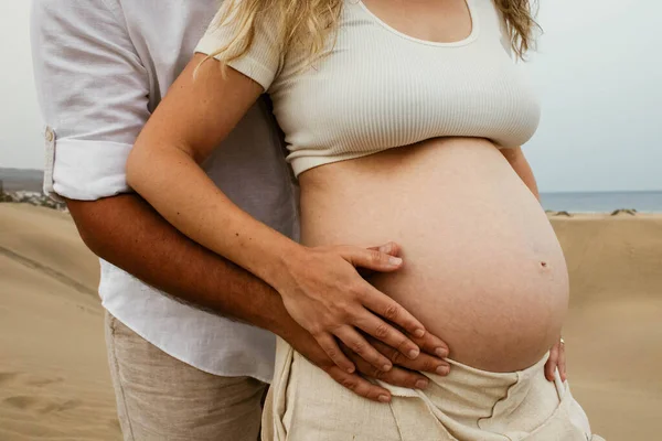 Ciąża wielokulturowa para, brzuch widać. — Zdjęcie stockowe