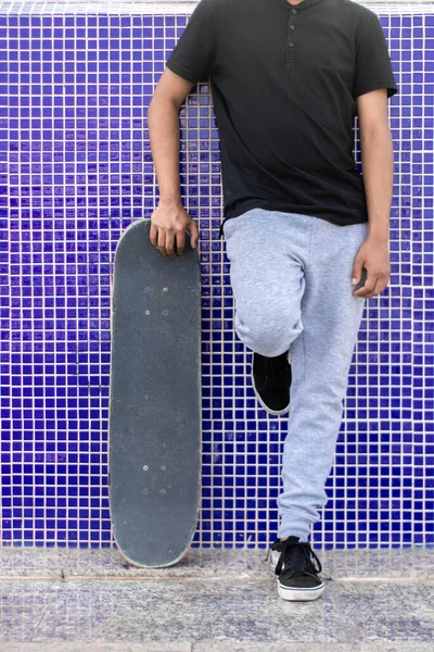 Chiudi Foto Giovane Latino Posa Con Uno Skateboard — Foto Stock