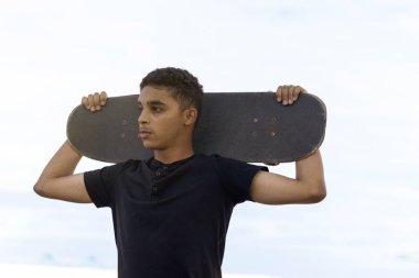 Latin çocuk kaykayla poz veriyor..