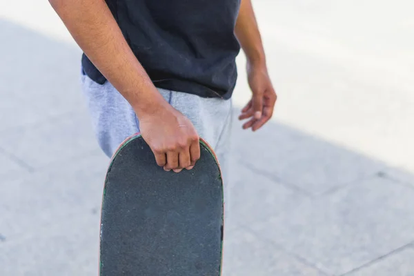 Zavřít Fotku Brunetky Chlapec Drží Skateboard — Stock fotografie