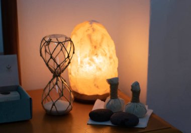 Masaj odasının çeşitli unsurları. Rahatlama kavramı