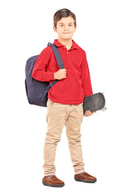 Sırt çantası ile çocuk ve kaykay