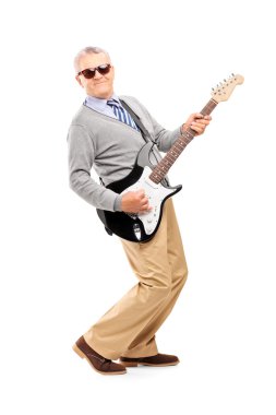 Olgun adam gitar çalmak gülen