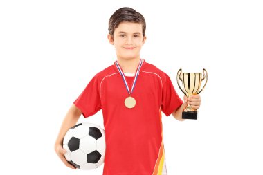 Futbolcu elinde altın kupa tutuyor.