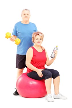 egzersiz ekipmanları ile kadın ve erkek