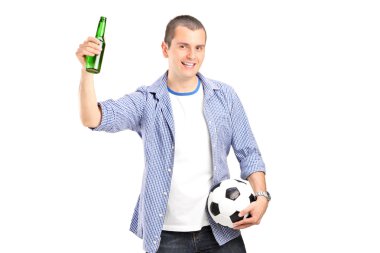 Futbol ve bira tutan erkek fan