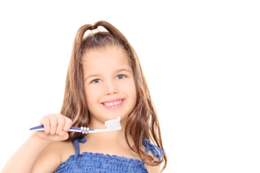 Kız holding diş fırçası