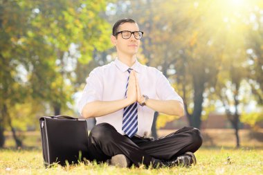 yoga yaparken kravat ile işadamı