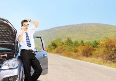 triest mannetje op gebroken auto