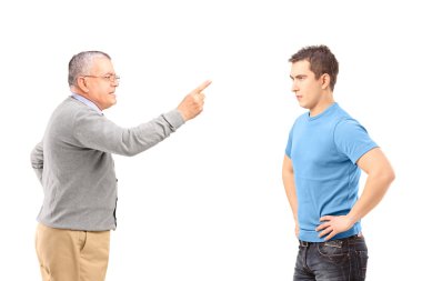 Kızgın Baba reprimanding oğul