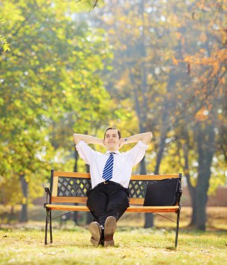 park içinde rahat iş adamı