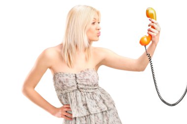 kadın holding telefon