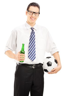 bira şişesi ve topu tutan erkek