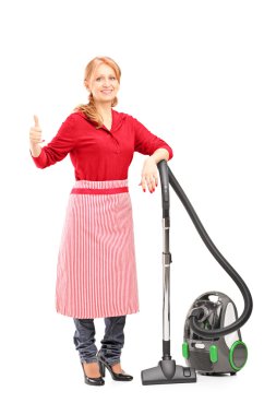 elektrik süpürgesi üzerinde ev kadını