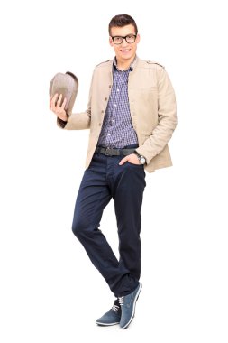 genç adam holding şapkası