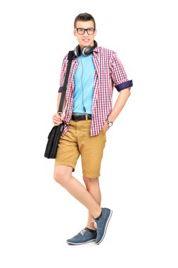 Omuz çantası ve kulaklıklar