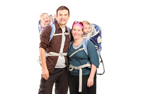 Família com mochilas para caminhadas — Fotografia de Stock
