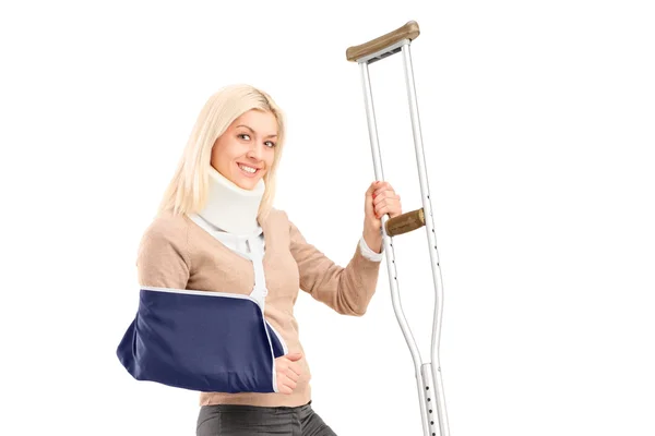 Vrouw met gebroken arm — Stockfoto