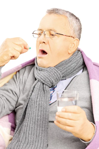 Homem doente a tomar um comprimido — Fotografia de Stock
